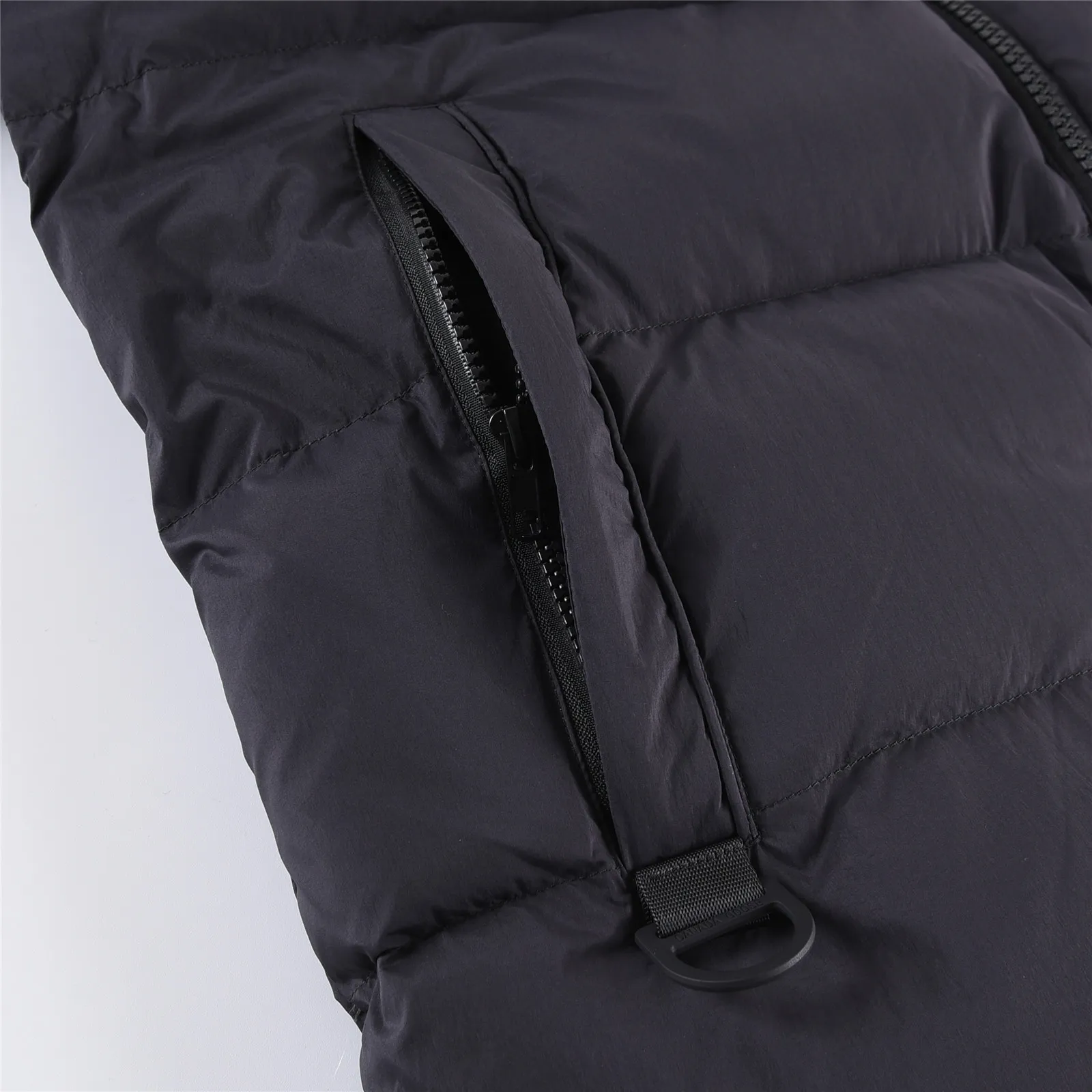P850 with dust bag +10 Ouyang Nana 2nd generation latest CANADA GOOES goose black label down jacket A must-have goose black label down jacket in the outerwear industry! The latest designer styles! Big goose down jacket has always been a fashion favorite and is loved by celebrities from all walks of life! Fashionable hooded cut, high-end customer-supplied fine goose down, high resilience, smooth zipper, strong and firm. Pockets on both sides can store small items, free your hands, and you can go out without worries. It can also meet the need of putting your hands in your pockets👏👏Produced by Big Goose, it can be used as a group uniform by many celebrities. This down jacket uses a double-layer anti-down lining design, which has strong windproof performance and will be very warm in winter! New standard 90% goose down filling, high fluffiness, windproof hooded design. When walking outdoors, pull the collar to the highest position, put your hands in the pockets and it will be very warm. It can be easily controlled by all body types! The interior is equipped with an elastic snow skirt design for better wrapping. The simple and neat style design highlights the masculine temperament. The impeccable style is classic and never goes out of style. It is warm and practical, and it is versatile! You can enter with your eyes closed! Color: Black Khaki Size: XS-XXL